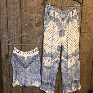 In bloom blue and white paisley pajamas size large
